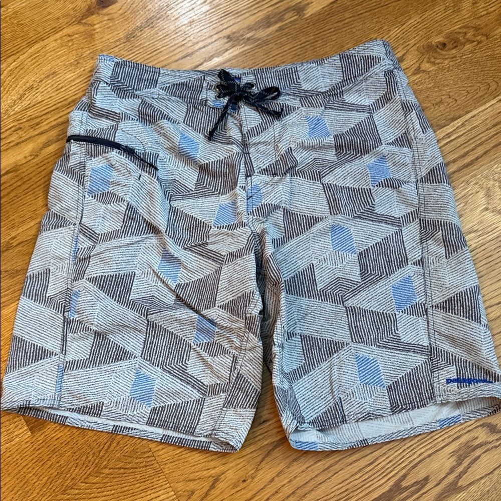 Patagonia Men’s Board Shorts – Geometric Print, Quick-Dry Size 34 – Zip Pocket